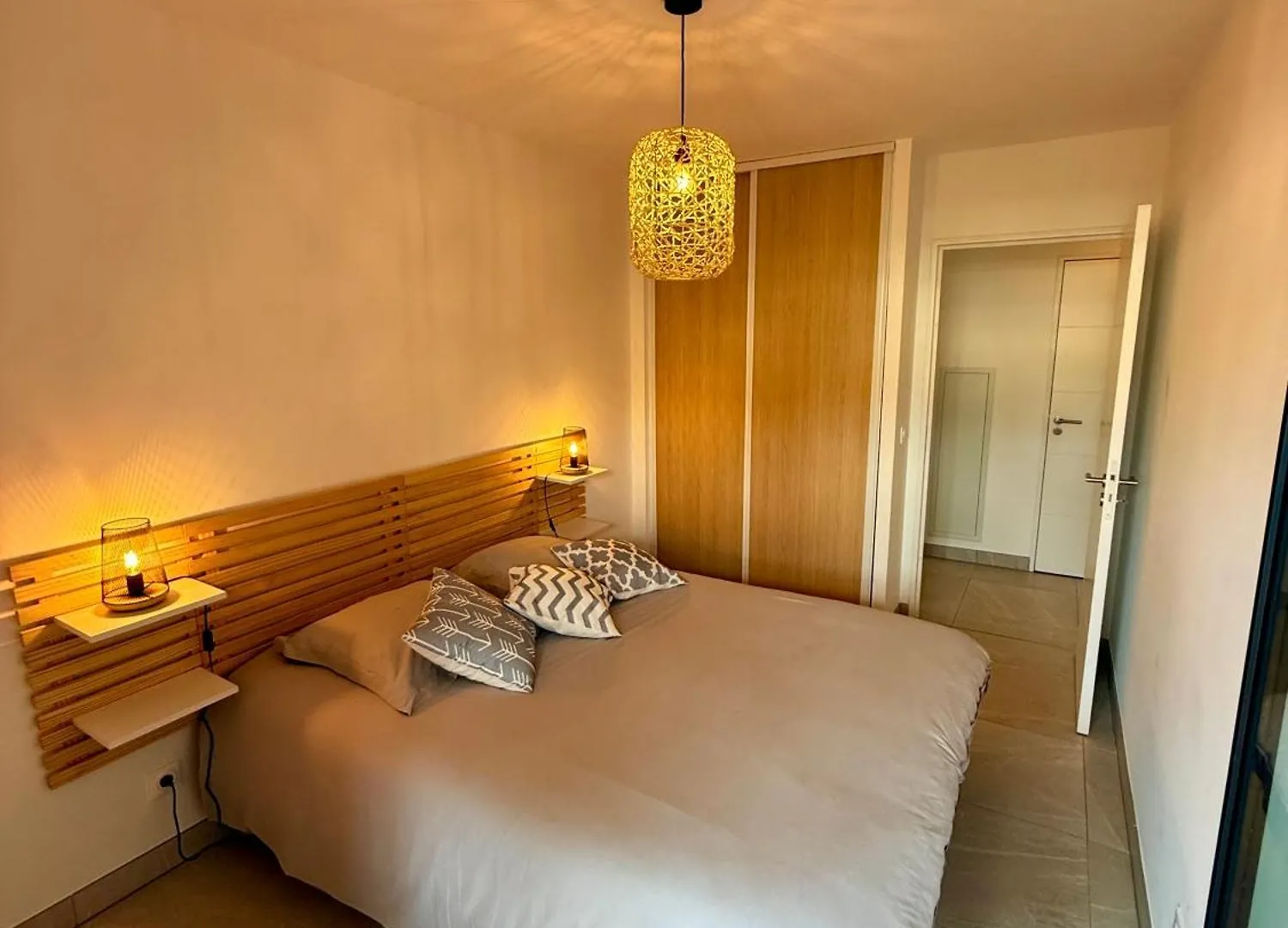 3 Pieces Neuf Piscine Debordement En Rooftop Villeneuve-Loubet 0*,  France