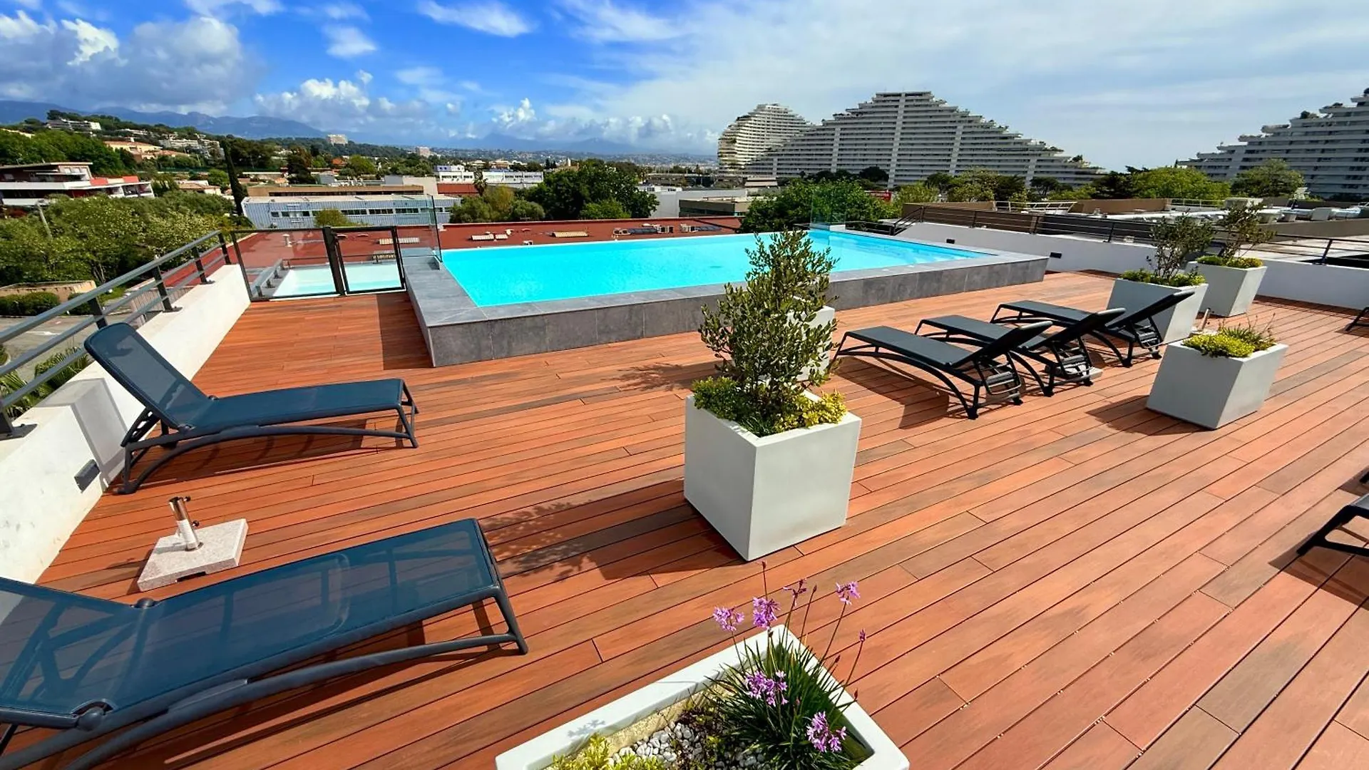 3 Pieces Neuf Piscine Debordement En Rooftop Villeneuve-Loubet