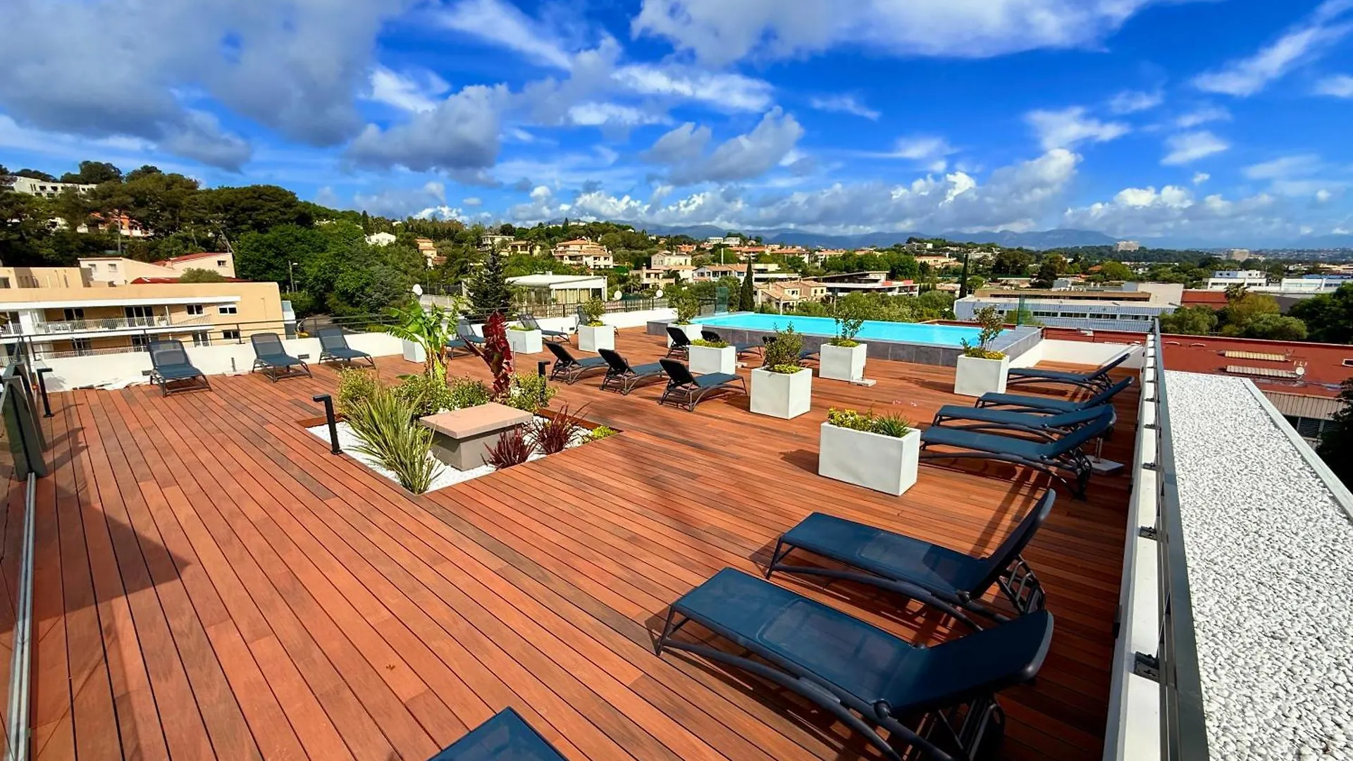 3 Pieces Neuf Piscine Debordement En Rooftop Villeneuve-Loubet France